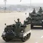 Kendaraan militer berparade pada Hari Angkatan Bersenjata di Naypyitaw, Myanmar, Sabtu (27/3/2021).  Kegiatan ini mereka gelar di tengah protes massa melawan kudeta. (AP Photo)