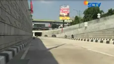 Akibat hilangnya penutup lubang saluran air di Underpass Mampang, para pengendara yang melintasi harus lebih waspada.