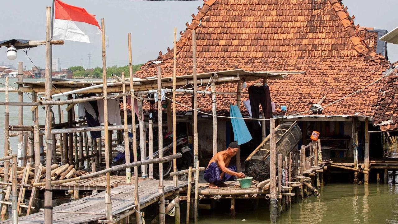 FOTO: Timbulsloko Bertahan di Tengah Rob yang Tak Kunjung Surut