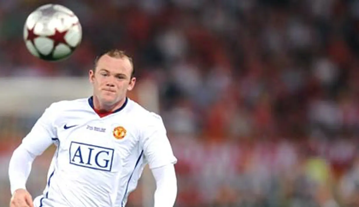 Manchester United&#039;s forward Wayne Rooney chases the ball against FC Barcelona during the final of the UEFA Champions League on May 27, 2009 at Olympic Stadium in Rome. AFP PHOTO/CHRISTOPHE SIMON