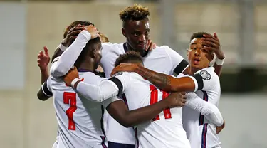 Para pemain Inggris melakukan selebrasi usai Bukayo Saka mencetak gol ke gawang Andorra pada pertandingan kualifikasi Grup I Piala Dunia 2022 di National Stadium, Andorra la Vella, 9 Oktober 2021. Inggris menang 5-0. (AP Photo/Joan Monfort)