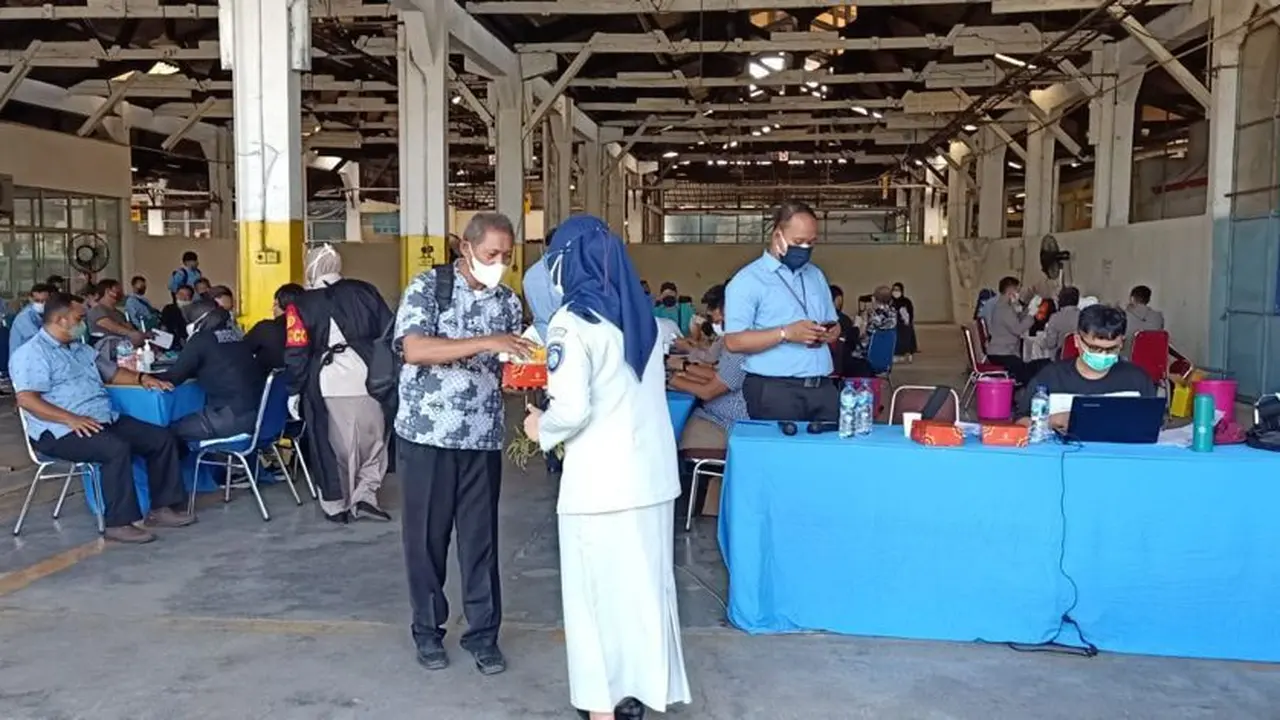 Jasa Raharja menggelar vaksinasi untuk pengemudi dan keluarga Blue Bird serta masyarakat sekitar.