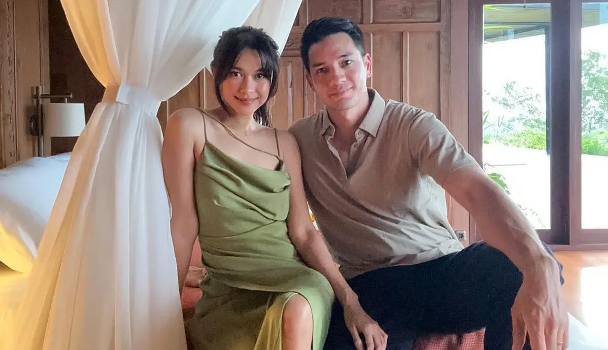 <p>Nana tampil chic dengan slip dress warna hijau yang anggun dan seksi. Dan Andrew bergaya resort dengan kemeja warna cokelat plus celana panjang hitam. [@nanamirdad_]</p>