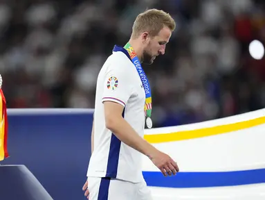 Harry Kane kembali ditimpa nasib sial setelah dirinya bersama Timnas Inggris kembali gagal menang pada partai final Piala Eropa, Senin (15/07/2024) WIB. The Three Lions kalah dari Spanyol dengan skor 1-2. Padahal ini merupakan kesempatan kedua Kane, setelah pada edisi yang sebelumnya juga berhasil melaju hingga babak final. Sayangnya, kala itu Inggris takluk dari Italia melalui babak adu penalti. Sejauh ini, pemain 30 tahun tersebut telah melewatkan 6 trofi di partai final, baik saat bersama klub hingga berseragam timnas. (AP Photo/Manu Fernandez)