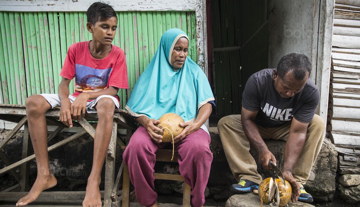Kedua orang tua Ilham Lestaluhu mendukung penuh cita-cita anaknya menjadi pesepak bola nasional, dengan memasukan anaknya ke SSB Tulehu Putra. (Bola.com/Vitalis Yogi Trisna)