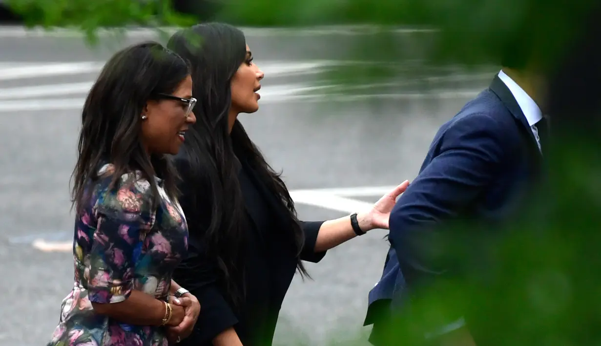 Bintang reality TV, Kim Kardashian (kedua kiri) meninggalkan sayap barat Gedung Putih di Washington, Rabu (30/5). Belum ada informasi apakah Kim bertemu dengan Presiden Donald Trump. (AP/Pablo Martinez Monsivais)