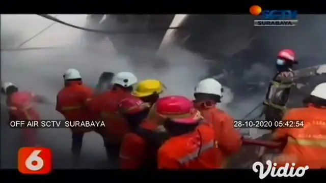 Kebakaran hebat terjadi di sebuah gudang mebel atau furniture yang berada di Jalan Simorejo Sari B, Kota Surabaya, Selasa (27/10). Sementara itu, Polisi mengatakan api diduga berasal dari konsleting listrik.