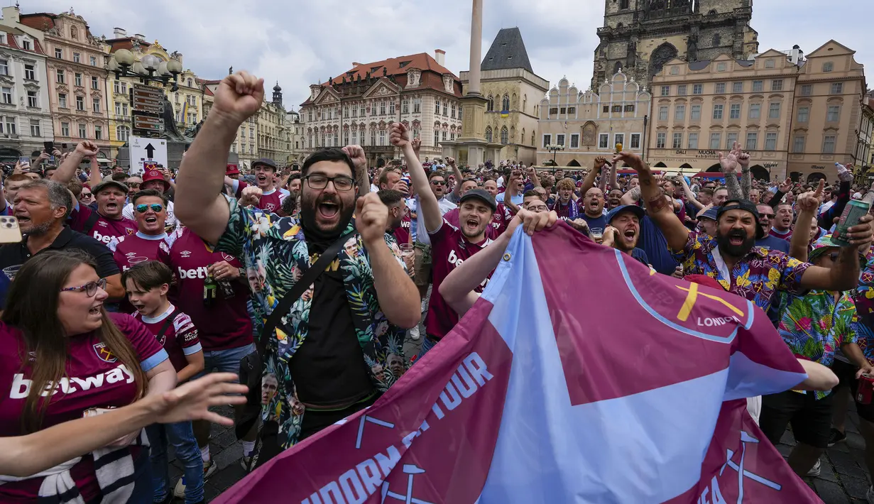 Sejumlah pendukung West Ham memadati Old Town Square menjelang laga final UEFA Conference League 2022/2023 di Praha, Republik Ceska, Rabu (07/06/2023). (AP Photo/Darko Bandic)