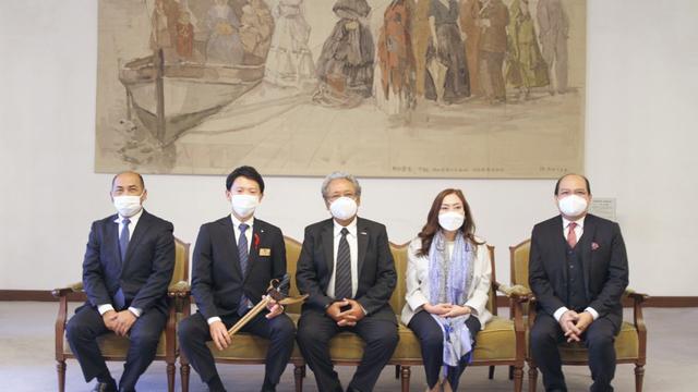 Dubes RI untuk Jepang Heri Akhmadi bertemu dengan Gubernur Prefektur Hyogo Jepang, Saito Motohiko. (Foto KBRI Tokyo)