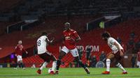 Pemain Manchester United Paul Pogba (tengah) berebut bola dengan pemain Arsenal Thomas Partey (kiri) dan Mohamed Elneny pada pertandingan Liga Premier Inggris di Stadion Old Trafford, Manchester, Inggris, Minggu (1/11/2020). Arsenal menang 2-0. (Phil Noble/Pool via AP)
