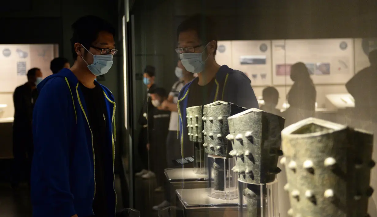Sejumlah orang mengunjungi Museum Changsha di Changsha, Provinsi Hunan, China tengah, pada 5 Oktober 2020. Banyak warga dan wisatawan memilih mengunjungi museum selama liburan Hari Nasional dan Festival Pertengahan Musim Gugur untuk belajar tentang sejarah. (Xinhua/Chen Zhenhai)