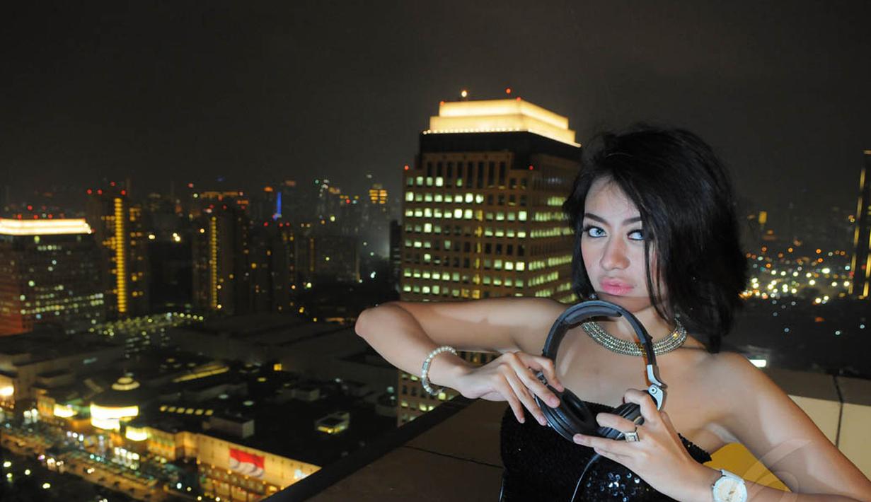 Ketertarikan wanita kelahiran Bandung ini dalam dunia DJ berawal dari kesukaannya dengan musik. (Liputan6.com/Faisal R Syam)