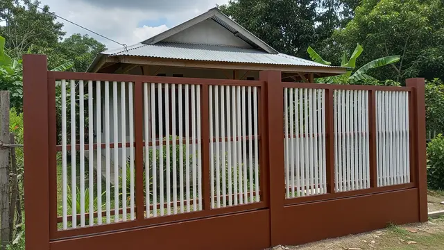 Pagar PVC Vertikal dengan Bingkai Kayu