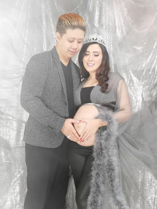 Empat foto dibagikan oleh presenter bola salah satu televisi swasta tersebut. Foto yang berbeda-beda engel itu menarik perhatian dari warganet. Penampilan seksi Rey menjadi perbincangan warganet. (Instagram/reyutami)