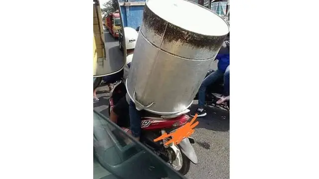 6 Potret Nyeleneh Orang Bawa Barang di Motor Ini Kocak