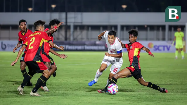 Foto: Aksi Berkelas Kapten Timnas Indonesia U-20 Dony Tri Lewati Sejumlah Penjagaan Pemain Timor Leste di Kualifikasi Piala Asia U-20 2025