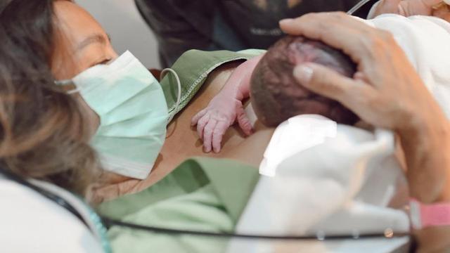 Momen Persalinan Anak Ketiga Jennifer Bachdim. (Sumber: Instagram/jenniferbachdim)