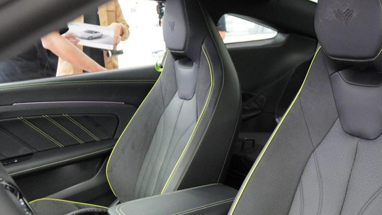 Dari sisi interior, Neta GT memberikan opsi perpaduan warna<br>Blue-Gray, Black-Orange atau Black-Green dengan jok kulit untuk memberikan<br>nuansa mewah.
