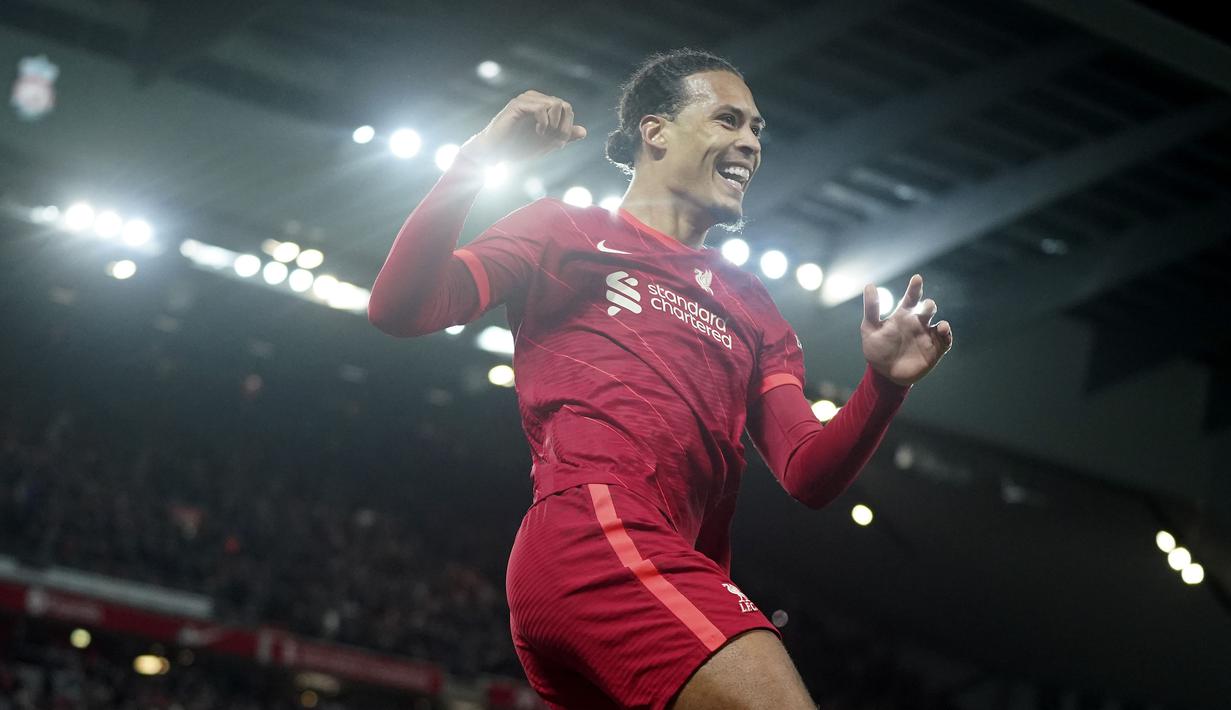 Seolah tak ada ampun, Liverpool menambah dua gol di masa injury time lewat Mane dan Virgil van Dijk. The Reds menang dengan skor telak 6-0 yang membuatnya kian dekat dengan pemuncak klasemen saat ini, Manchester City. (AP/Jon Super)