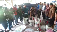 Pupuk ilegal siap edar ditemukan di Karawang, Jawa Barat (Liputan6.com/Okan Firdaus).