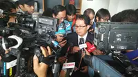 CEO PT. Liga, Joko Driyono memberikan keterangan pers setelah bertemu dengan delegasi FIFA-AFC di Kantor PSSI, kompleks Stadion Utama Gelora Bung Karno, Selasa (3/11/2015). (Bola.com/Nicklas Hanoatubun)