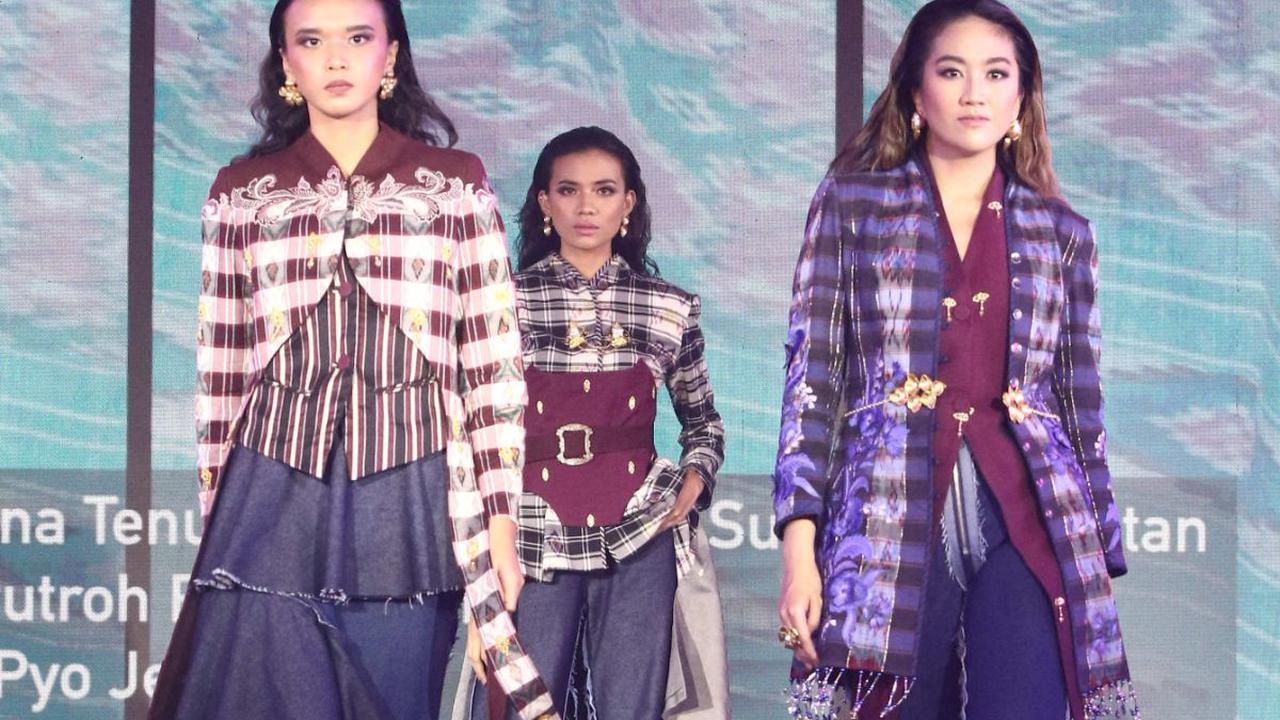 Seperti inilah baju-baju karya Putroh Ramadhan yang dipamerkan saat dibawakan sejumlah model cantik Festival 6 2023 di Jakarta, Sabtu (8/7/2023). 

Fotografer: Angga Yuniar
Reporter: Dyah Ayu Pamela
Sumber: Liputan6.com