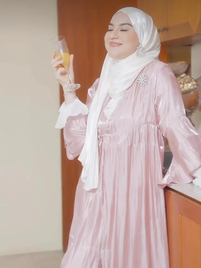 Potret Perbedaan Irish Bella saat di Rumah dan Akan Bepergian