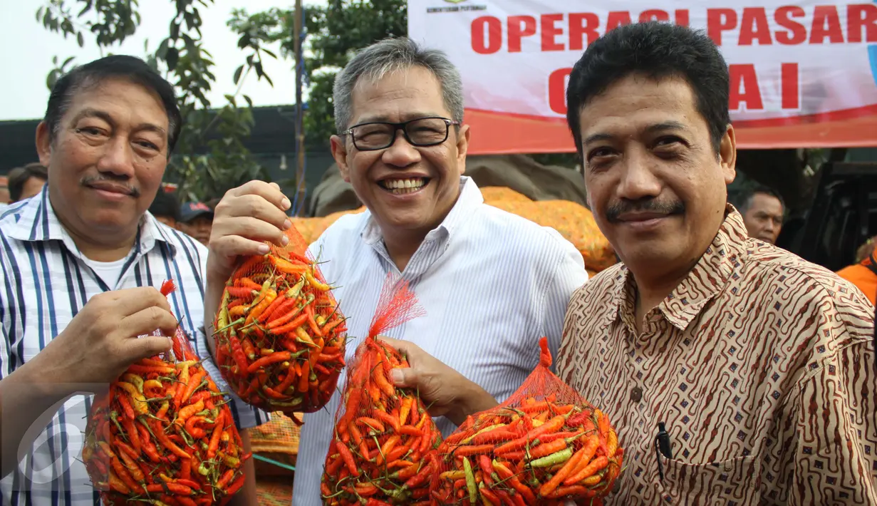 Dirut Bulog, Djarot Kusumayakti (tengah) menggelar operasi pasar di Pasar Induk Kramat Jati, Jakarta, Sabtu (15/8/2015). Operasi pasar tanpa kehadiran Mendag ini untuk menekan kenaikan harga cabai yang mencapai Rp 70.000/kg. (Liputan6.com/Gempur M Surya)
