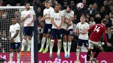 Pemain Manchester United, Christian Eriksen (kanan) melakukan tendangan bebas ke arah gawang Tottenham Hotspur pada laga pekan ke-33 Liga Inggris 2022/2023 di Tottenham Hotspur Stadium, London, Jumat (28/04/2023) WIB. Laga berakhir dengan skor 2-2. (AP Photo/Alastair Grant)