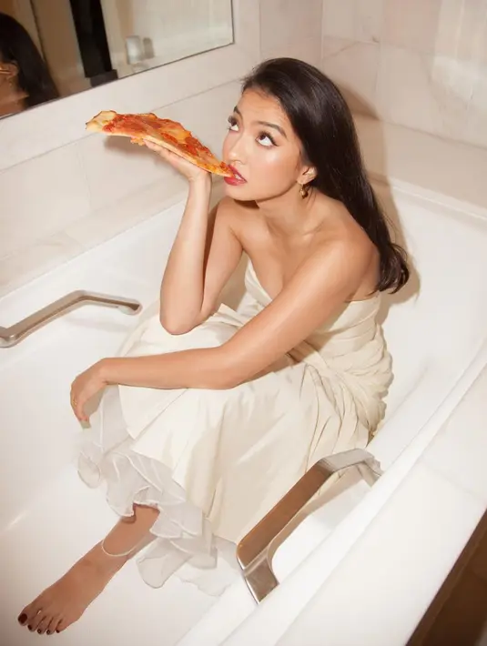 Meski nampak sedang melakukan aktivitas yang tak wajar, yakni makan pizza dalam bathub, namun warganet tak mempermasalahkan hal tersebut. Mereka pun terfokus dengan penampilan Raline Shah yang terlihat menawan dari berbagai angle. (Liputan6.com/IG/ralineshah)