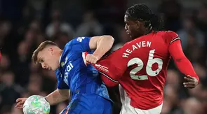 Bek muda Manchester United, Ayden Heaven, tampil apik ketika timnya menang 1-0 atas Chelsea pada laga pekan ke-33 Premier League di Stamford Bridge, Minggu (19/04/2026) dini hari WIB. (AP Photo/Kirsty Wigglesworth)