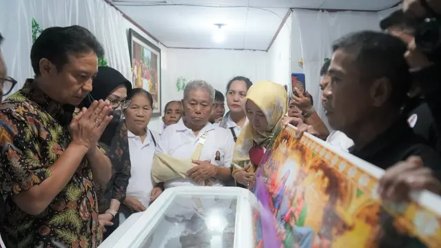 Potret Saat Menteri Kesehatan Budi Gunadi Sadikin Pergi Melayat ke Rumah Dokter Mawar di Makassar, Sulawesi Selatan (Sumber: Dokumentasi Kemenkes RI)