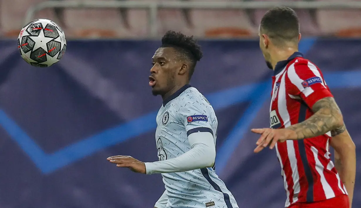Penyerang Chelsea, Callum Hudson-Odoi dan bek Atletico Madrid, Mario Hermoso berebut bola pada leg pertama babak 16 besar Liga Champions 2020/2021 di Arena Nationala, Bucharest, Rumania, Rabu (24/2/2021) dini hari WIB.  Chelsea menumbangkan Atletico Madrid dengan skor 1-0. (AP Photo/Vadim Ghirda)