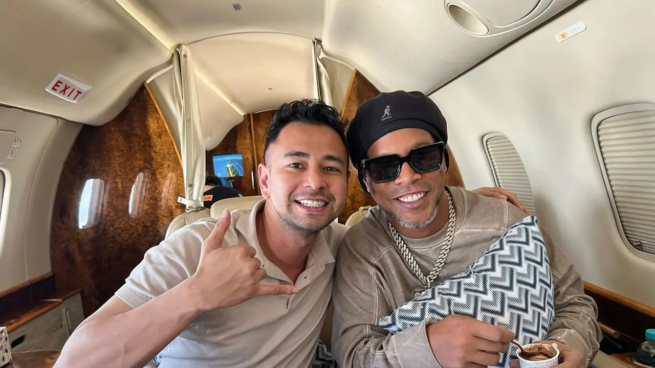 Pesepakbola legendaris Brasil, Ronaldinho, menyempatkan berkunjung ke rumah Raffi Ahmad di Andara, Jakarta Selatan (https://www.instagram.com/p/CfQknW1Pp9l/)