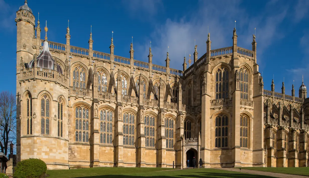 Penampakan luar Kapel St George di Kastil Windsor, London, Inggris, Minggu (11/2).  Tempat ini akan menjadi lokasi upacara pernikahan Pangeran Harry dan Meghan Markle. (AFP PHOTO/POOL/Dominic Lipinski)