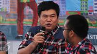 Basuri Tjahaja Purnama memberikan dukungan di Rumah Lembang, Jakarta, Jumat (13/1). Relawan pendukung pasangan nomer 2 Ahok-Djarot mengadakan workshop dan nonton bareng debat KPUD untuk Cagub Cawagub Jakarta. (Liputan6.com/Gempur M Surya)
