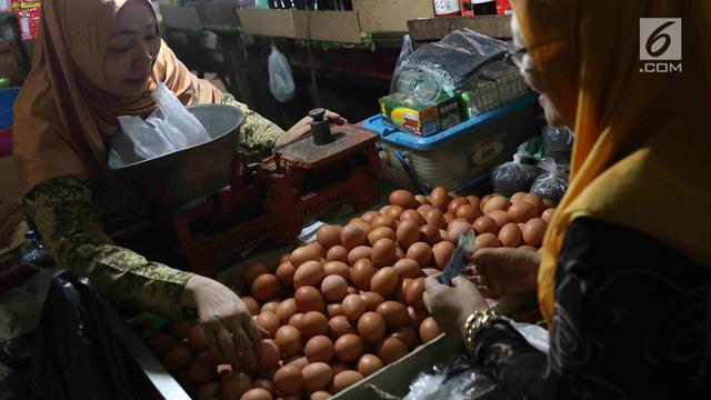 <span>Pedagang menjual telur ayam di pasar tradisional di Jakarta, Kamis (6/12). Di tingkat pengecer, harga telur ayam mencapai Rp 28.000/kg. (Liputan6.com/Immanuel Antonius)</span>