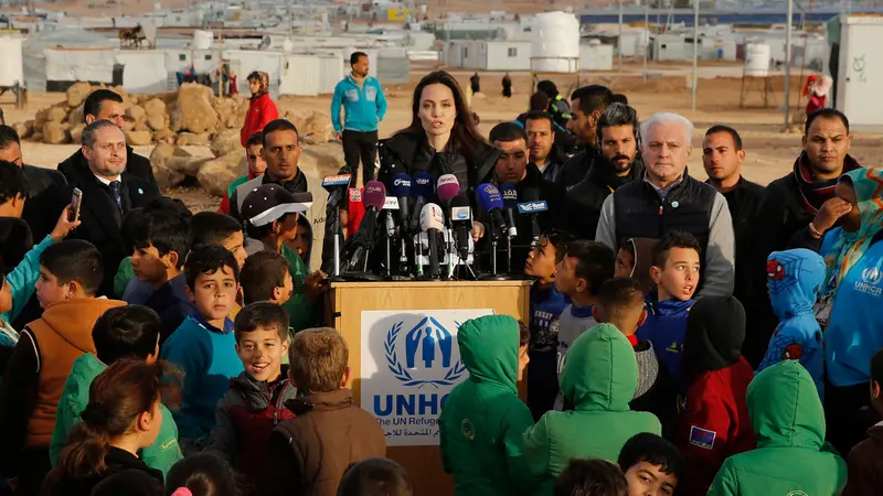 Ciuman Bocah Suriah Sambut Kunjungan Angelina Jolie di Pengungsian