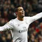 Bintang Real Madrid, Cristiano Ronaldo, merayakan gol yang dicetaknya ke gawang Espanyol pada laga La Liga Spanyol di Stadion Santiago Bernabeu, Spanyol, Minggu (31/1/2016). Los Blancos berhasil menang 6-0. (Reuters/Juan Medina)