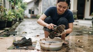 Cara Membersihkan Sol Sepatu yang Penuh Tanah Setelah Hujan, Kembali Bersih dan Kinclong