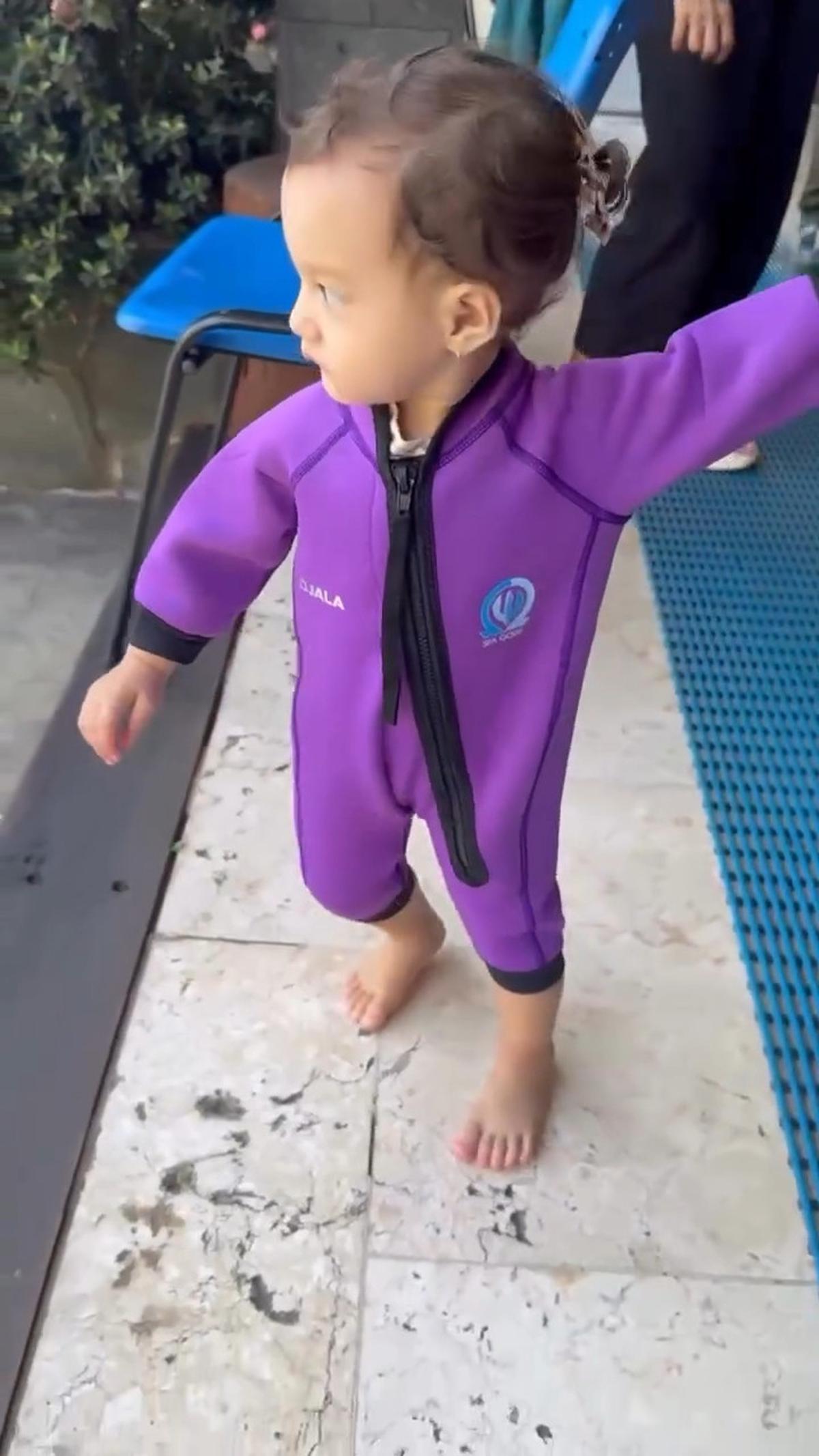5 Potret Seru dan Gemasnya Djala Anak Nadine Chandrawinata Belajar Berenang