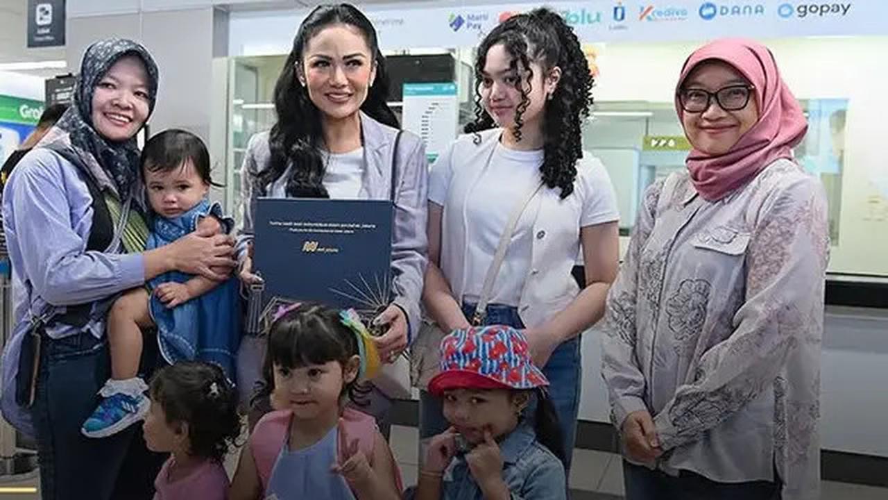 6 Potret Gaya Dua Anak Aurel Hermansyah saat Dimomong Krisdayanti Keliling Jakarta, Ameena Kenakan Dress Rp10 jutaan saat Naik MRT