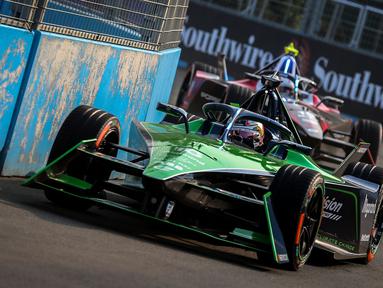 Pebalap Envision Racing, Sebastien Buemi memacu mobilnya saat sesi latihan bebas Jakarta E-Prix 2023 yang berlangsung di Jakarta Intenational E-Prix Circuit (JIEC), Ancol, Jakarta, Jumat (02/06/2023). (Bola.com/Bagaskara Lazuardi)