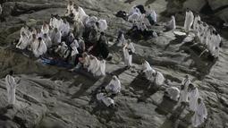 Jemaah haji berdoa di Jabal Rahmah, Padang Arafah, dekat Kota Suci Mekkah, Arab Saudi, 8 Juli 2022. Jemaah haji mulai berdatangan ke Arafah untuk melaksanakan wukuf. (AP Photo/Amr Nabil)