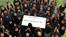 Siswi muslim berdoa saat Hari Kependudukan Dunia di Jodhpur, India, 11 Juli 2014. Sebuah penelitian baru dari PBB memprediksi bahwa India akan melampaui China sebagai negara dengan penduduk terbanyak pada tahun 2022. (AFP Photo)