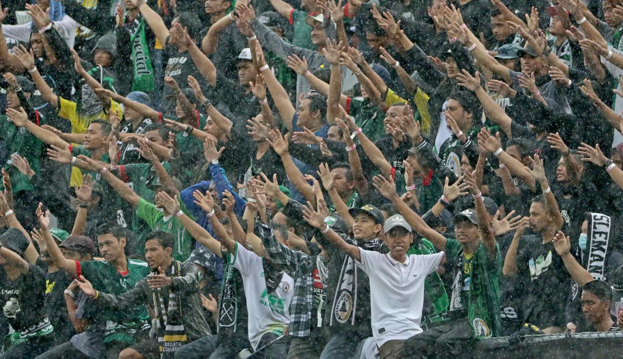 Tak hanya Aremania, stadion juga diramaikan oleh kehadiran pendukung PSS Sleman, Slemania, pada laga Bali Island Cup 2016 di Stadion Kapten I Wayan Dipta, Bali, Minggu (21/2/2016). (Bola.com/Peksi Cahyo)