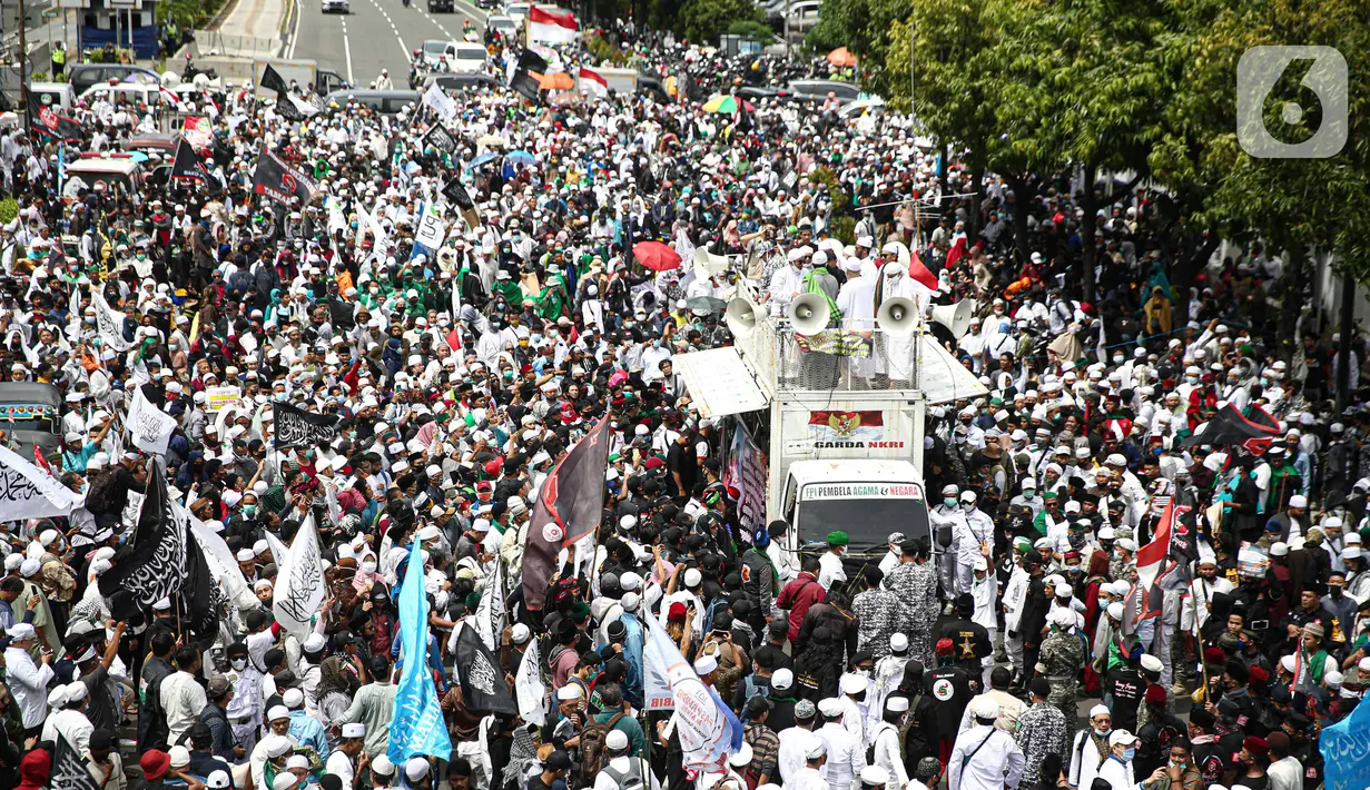 Massa demonstran dari gabungan elemen Islam menggelar aksi damai mengecam Presiden Prancis Emmanuel Macron di kawasan Sarinah, Jakarta, Senin (2/11/2020). Mereka datang dengan berbagai atribut mengecam pernyataan presiden Emmanuel Macron yang dianggap menghina Islam. (Liputan6.com/Faizal Fanani)