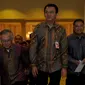 Gubernur Basuki Tjahaja Purnama berjalan menuju ruang pertemuan untuk penandatangan kontrak antara PT MRT Jakarta dengan Sumitomo Corp di Balaikota, Jakarta, Selasa (3/3/2015).(Liputan6.com/Faisal R Syam)