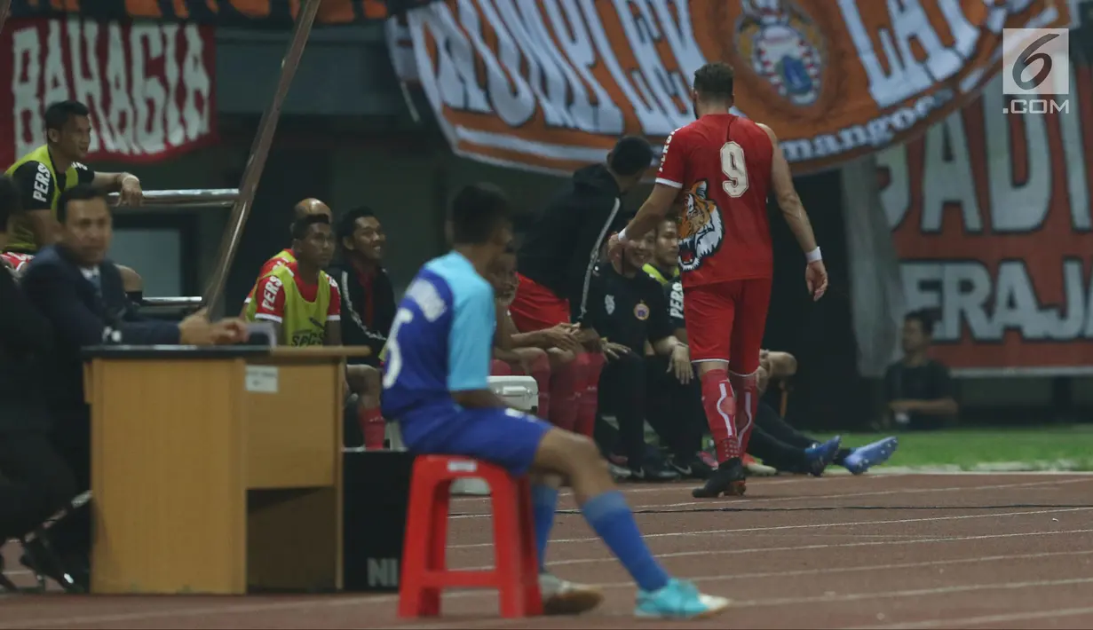 Pemain depan Persija, Marko Simic kembali ke bangku pemain karena kaus yang dikenakan robek pada bagian lengan saat laga persahabatan melawan Selangor FA di Stadion Patriot Candrabhaga, Bekasi, Kamis (6/9). (Liputan6.com/Helmi Fithriansyah)