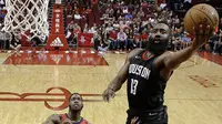 Pebasket Houston Rockets, James Harden, berusaha memasukan bola saat pertandingan melawan New Orleans Pelicans pada laga NBA di Toyota Center, Minggu (25/3/2018). Rockets menang 114-91 atas Pelicans. (AP/Eric Christian Smith)